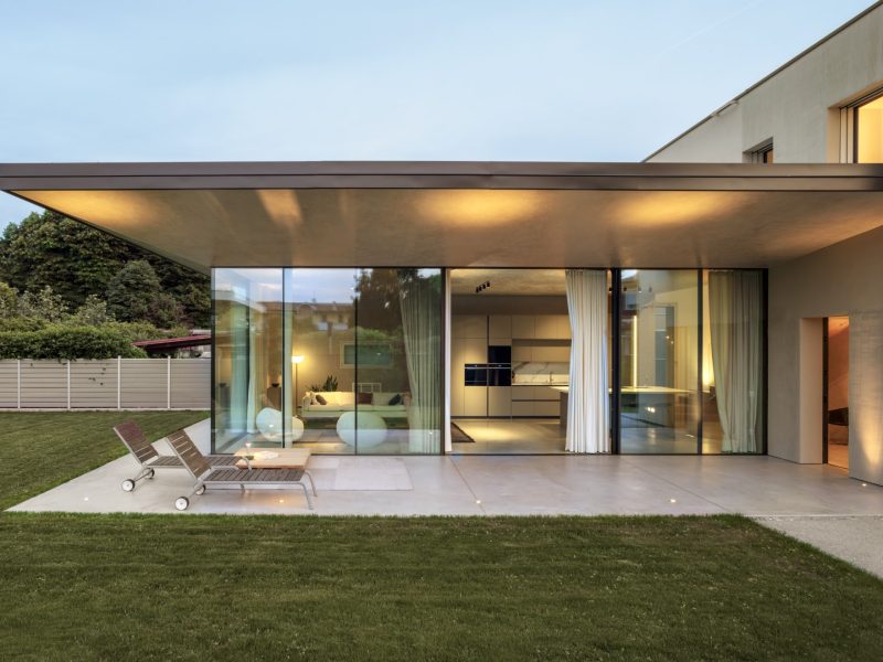 casa moderna ecosostenibile con vetrate a tutta altezza